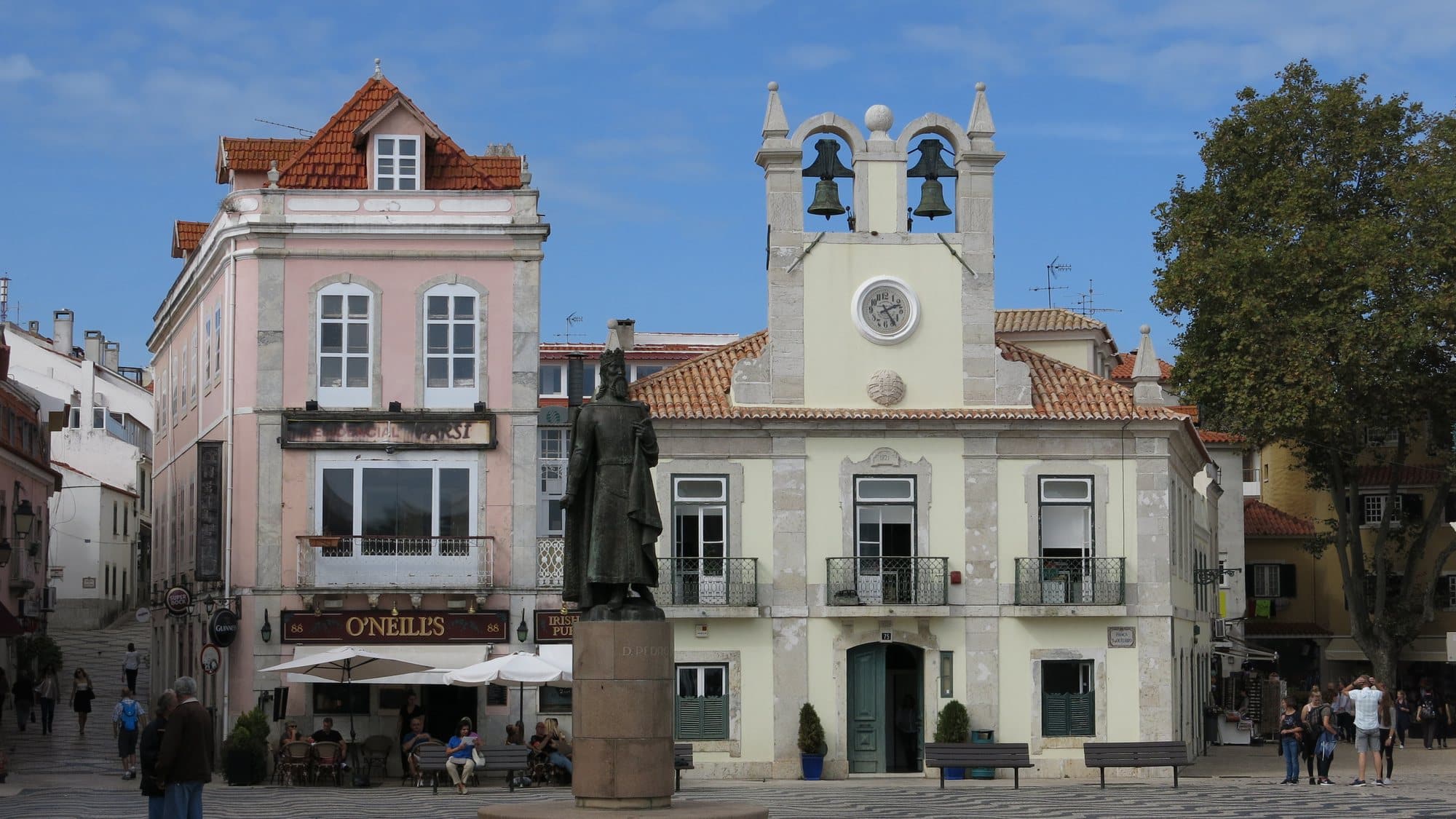 The old town hall and Praça 5 de Outubro in Cascais